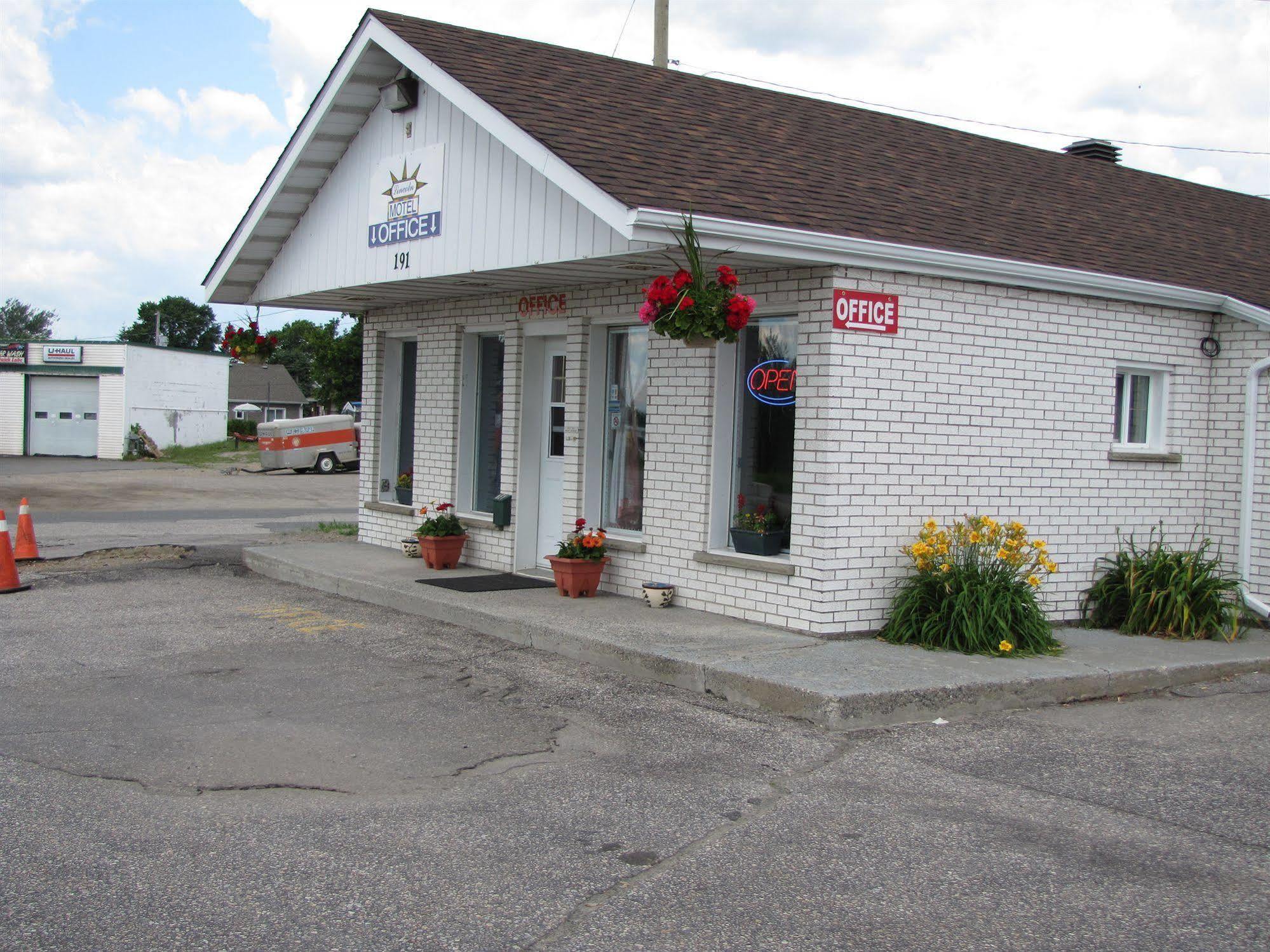 Lincoln Motel Sturgeon Falls エクステリア 写真