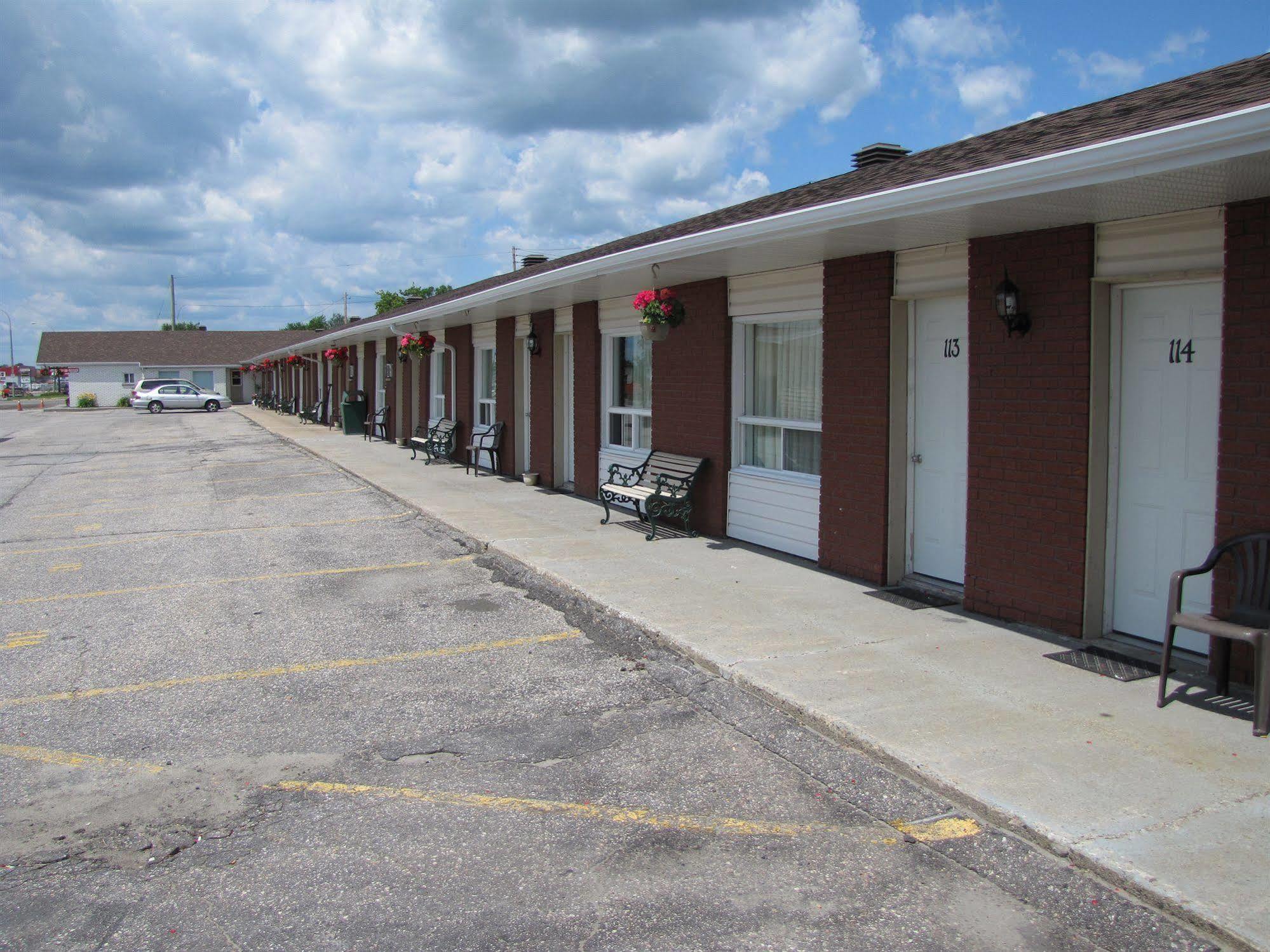 Lincoln Motel Sturgeon Falls エクステリア 写真